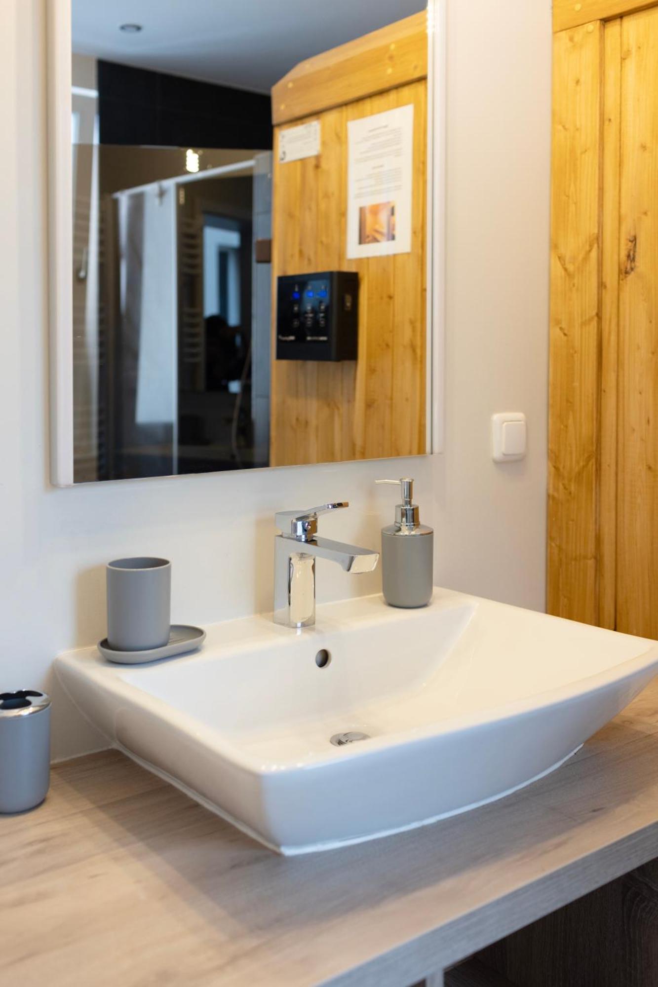 Huge Apartment With Sauna And Free Parking Duisburg Exterior foto